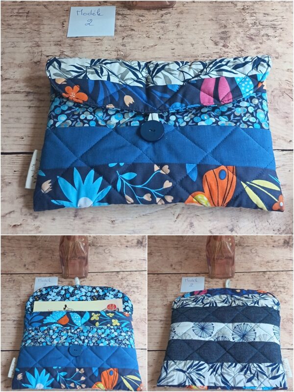 Pochette à livre de poche Modèle 2 associant un tissu vagues japonaises bleu roi et un motif grandes fleurs bleues et oranges, matelassé.
