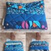 Pochette à livre de poche Modèle 3 en coton matelassé bleu avec un motif de petites fleurs des champs colorées et une bande unie.