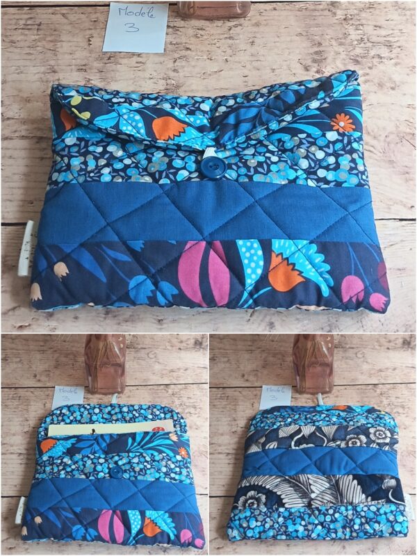 Pochette à livre de poche Modèle 3 en coton matelassé bleu avec un motif de petites fleurs des champs colorées et une bande unie.