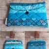 Pochette à livre de poche Modèle 7 aux vibrations estivales, mixant motifs coquillages, pois et éventails turquoise matelassé.
