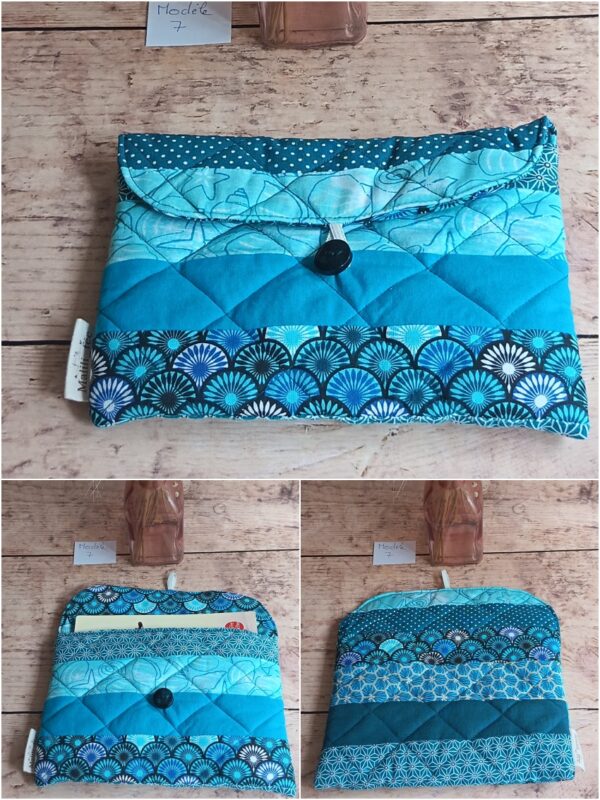 Pochette à livre de poche Modèle 7 aux vibrations estivales, mixant motifs coquillages, pois et éventails turquoise matelassé.
