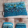 Pochette à livre de poche Modèle 8 en patchwork matelassé turquoise et bleu, avec motifs cœurs, fleurs et éventails.