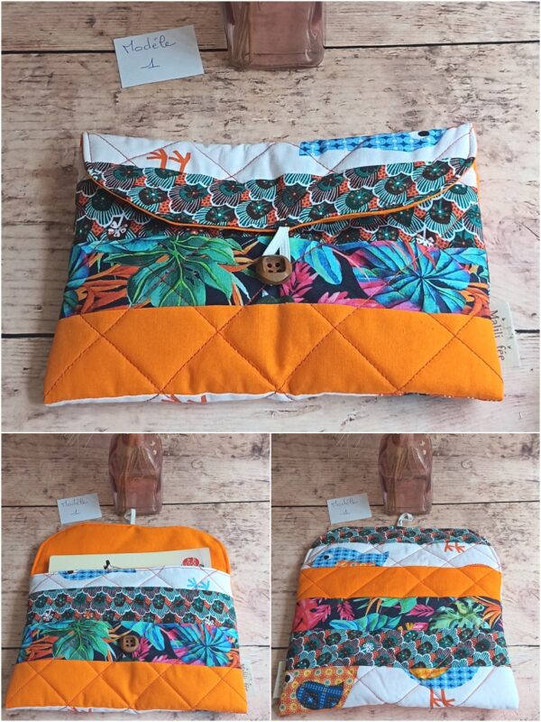 Pochette à livre de poche originale Modèle 1 en tissu orange et feuillage tropical, avec roman inséré à l'intérieur.
