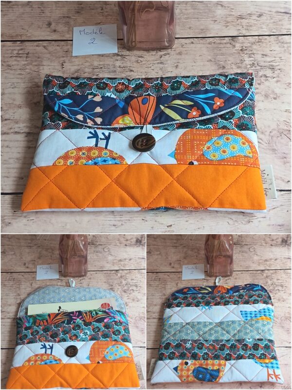 Pochette à livre de poche originale Modèle 2 aux motifs d'oiseaux et papillons orange, fermée par un bouton marron.