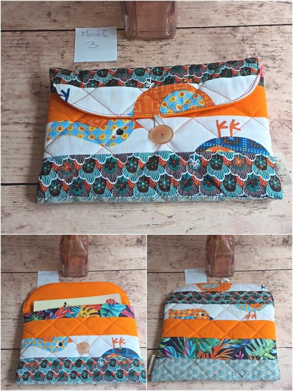 Pochette à livre de poche originale Modèle 3 matelassée orange avec imprimé oiseaux et doublure intérieure vive.