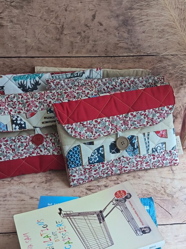 Deux modèles de pochette à livre de poche tissu matelassée aux imprimés japonais, fleuris et vintage.