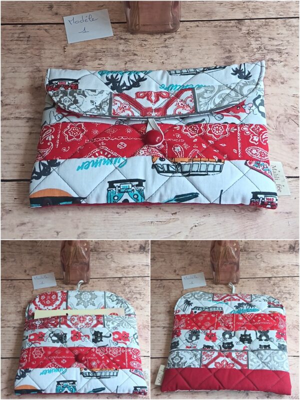 Pochette à livre de poche tissu Modèle 1 à motifs bandana rouge, combis vintage et chats, vue ouverte et fermée.