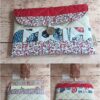 Pochette à livre de poche tissu Modèle 2 matelassée avec rabat rouge vif, fleurs et doublure hiboux.