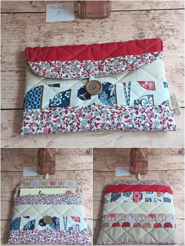 Pochette à livre de poche tissu Modèle 2 matelassée avec rabat rouge vif, fleurs et doublure hiboux.