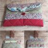 Pochette à livre de poche tissu Modèle 3 avec rabat fleuri rouge, bouton assorti et livre inséré.