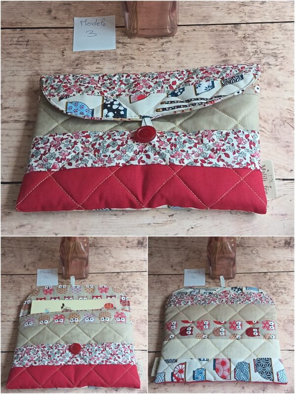 Pochette à livre de poche tissu Modèle 3 avec rabat fleuri rouge, bouton assorti et livre inséré.