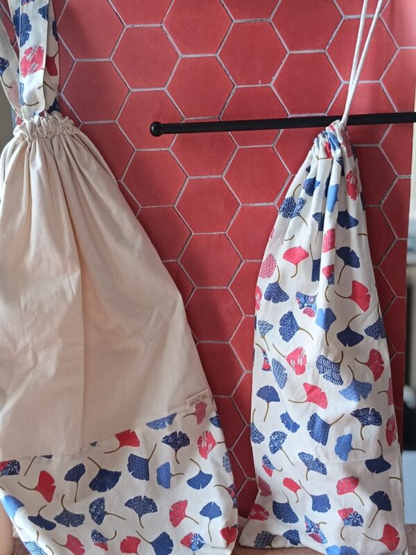 Comparaison entre le grand sac à pain de conservation doublé et le petit sac à baguette nomade motif ginkgo japonais.
