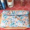 Pochette grand livre tissu matelassée motif Hortense Bleu fermée avec élastique et bouton
