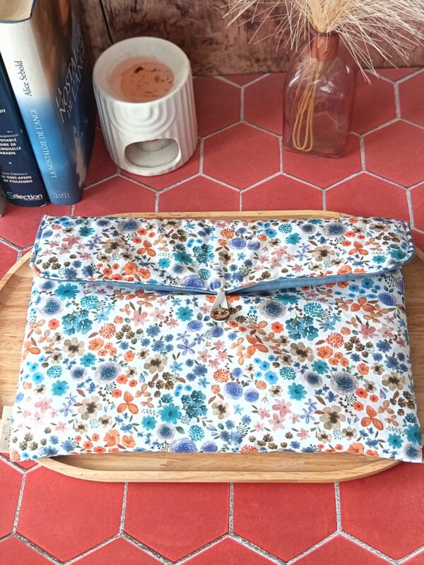 Pochette grand livre tissu matelassée motif Hortense Bleu fermée avec élastique et bouton