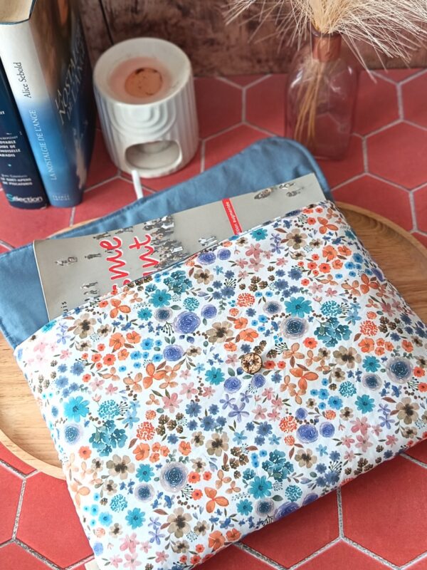 Pochette grand livre tissu Hortense Bleu entrouverte laissant apparaître un roman volumineux et sa doublure bleue