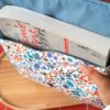 Gros livre pavé inséré dans la pochette grand livre tissu Hortense Bleu matelassée tenue en main