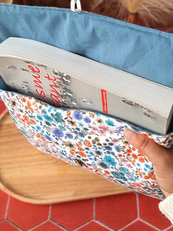 Gros livre pavé inséré dans la pochette grand livre tissu Hortense Bleu matelassée tenue en main