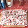 Pochette grand livre tissu matelassée motif Fleur Terracotta avec rabat arrondi et bouton fait main