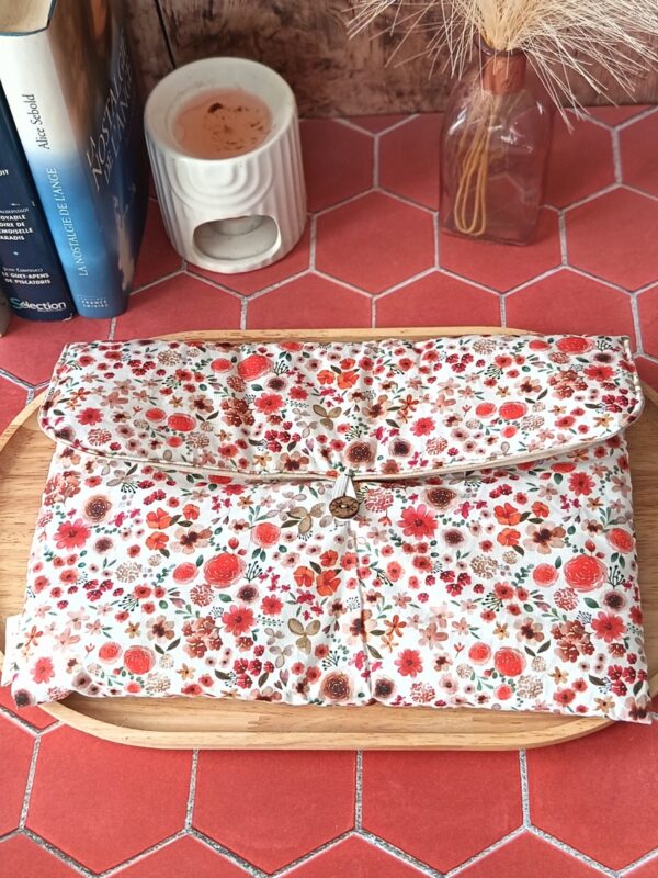 Pochette grand livre tissu matelassée motif Fleur Terracotta avec rabat arrondi et bouton fait main