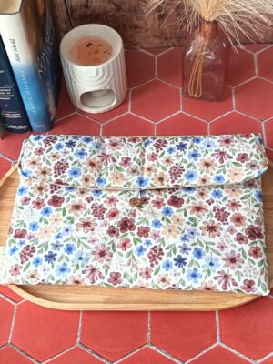 Pochette grand livre tissu motif Rozenn Prune aux fleurs colorées fermée par un bouton en bois