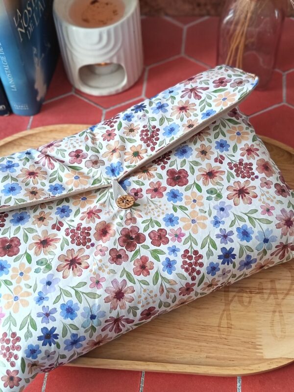 Pochette grand livre tissu matelassée Rozenn Prune contenant un grand livre épais bien protégé