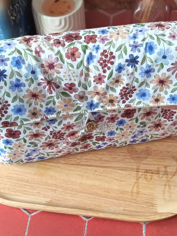 Pochette grand livre tissu matelassée Rozenn Prune contenant un grand livre épais bien protégé