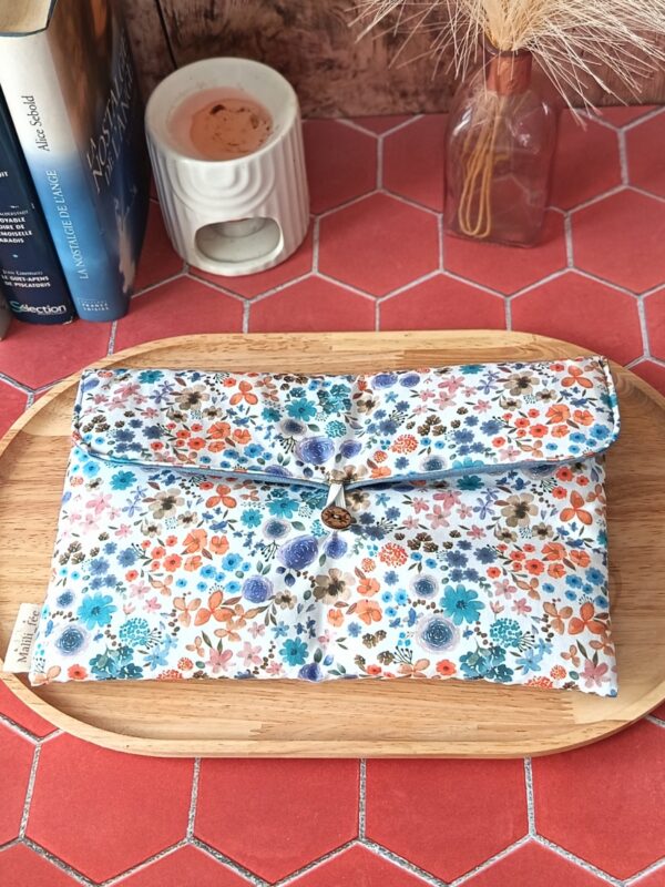Pochette livre broche tissu matelassée motif Hortense Bleu fermée par une bride élastique et bouton