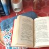 Roman broché ouvert posé sur la pochette livre broche tissu matelassée Hortense Bleu