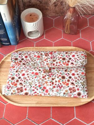 Pochette livre broche tissu matelassée motif Fleur Terracotta avec rabat enveloppant et bouton artisanal