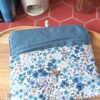 Pochette livre broche tissu Romane ouverte dévoilant sa doublure en coton bleu
