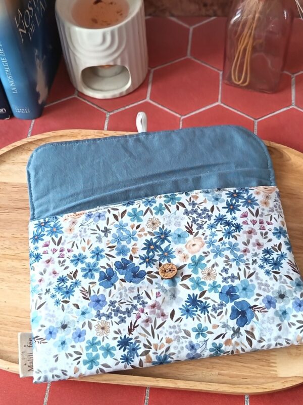 Pochette livre broche tissu Romane ouverte dévoilant sa doublure en coton bleu