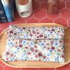 Pochette livre broche tissu matelassée motif Rozenn Prune aux teintes chaleureuses et fleuries