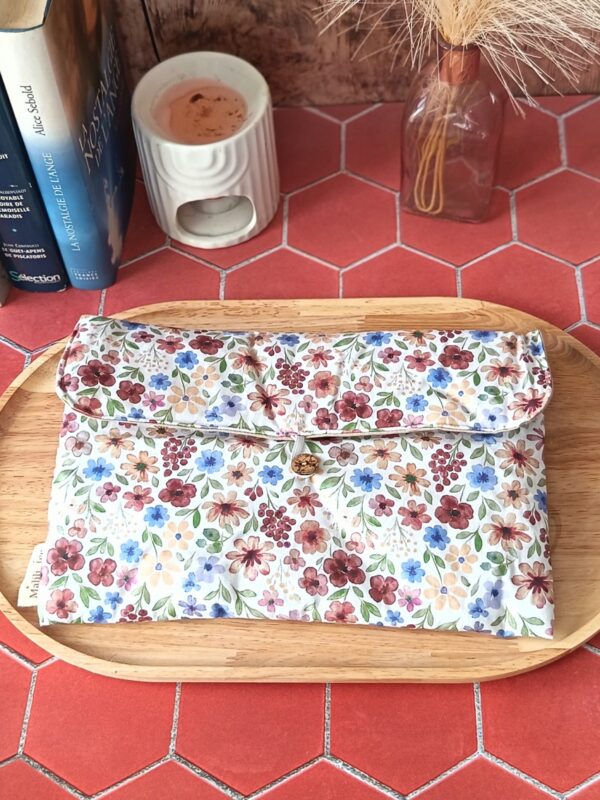 Pochette livre broche tissu matelassée motif Rozenn Prune aux teintes chaleureuses et fleuries