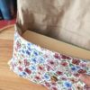 Gros roman broché inséré dans la pochette livre broche tissu Rozenn Prune montrant sa doublure beige