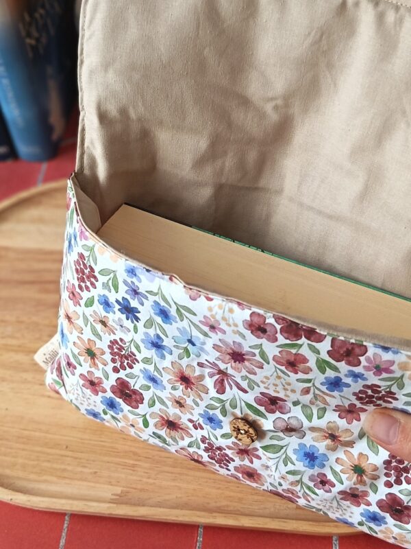 Gros roman broché inséré dans la pochette livre broche tissu Rozenn Prune montrant sa doublure beige