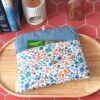 Pochette livre de poche tissu Hortense Bleu ouverte dévoilant un livre de poche protégé à l'intérieur