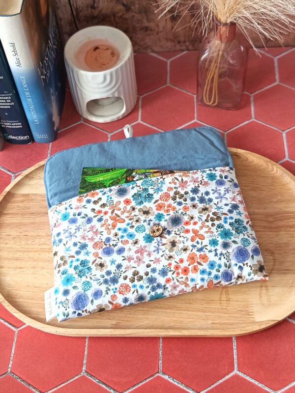 Pochette livre de poche tissu Hortense Bleu ouverte dévoilant un livre de poche protégé à l'intérieur