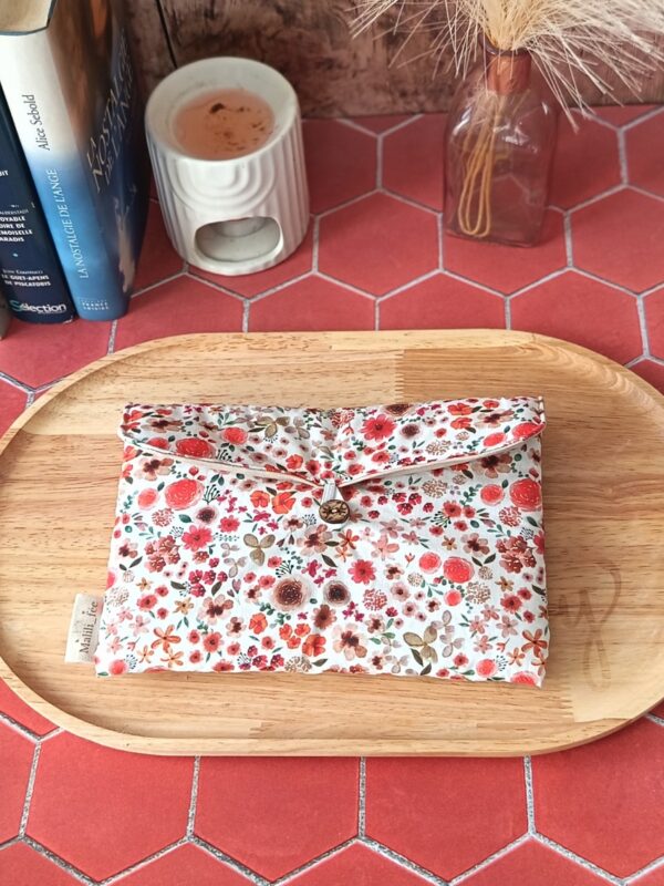 Pochette livre de poche tissu matelassée motif Fleur Terracotta fermée par une bride élastique et son bouton