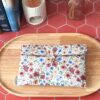 Pochette livre de poche tissu matelassée motif Rozenn Prune aux teintes chaleureuses et fleuries
