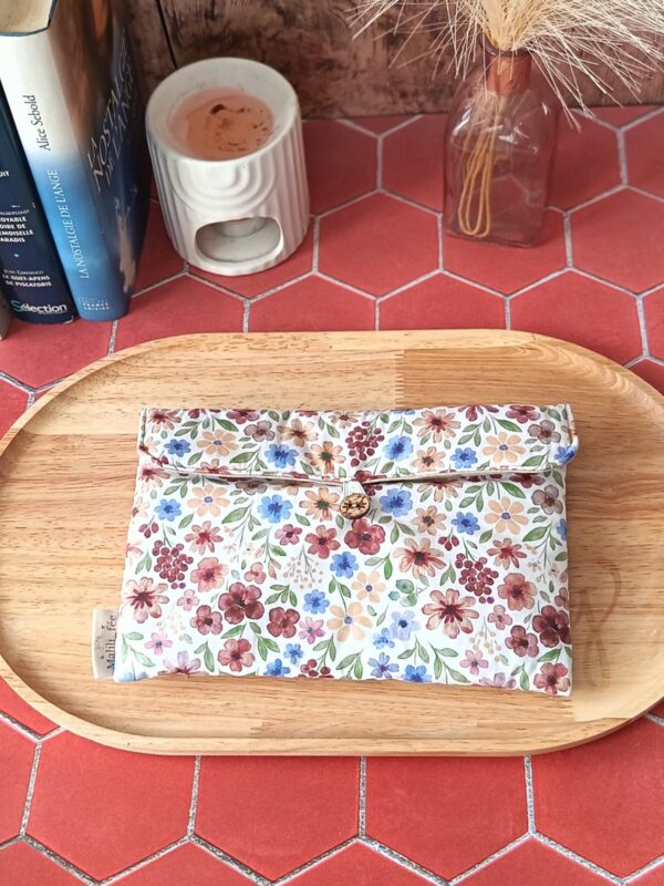 Pochette livre de poche tissu matelassée motif Rozenn Prune aux teintes chaleureuses et fleuries