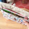 Roman de poche aperçu dans la pochette livre de poche tissu Rozenn Prune avec sa doublure beige