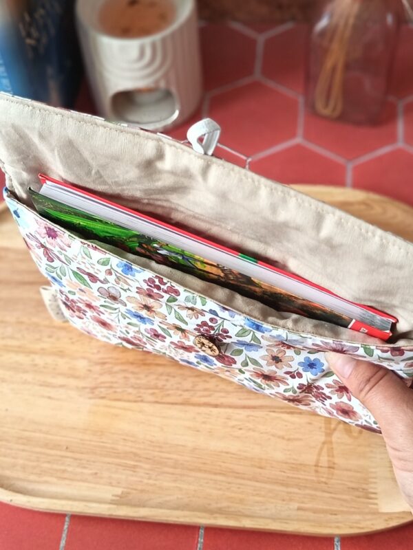 Roman de poche aperçu dans la pochette livre de poche tissu Rozenn Prune avec sa doublure beige