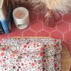 Superposition de trois pochettes à livre en tissu matelassé motif Fleur Terracotta du format poche au grand format