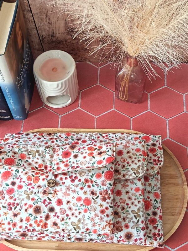 Superposition de trois pochettes à livre en tissu matelassé motif Fleur Terracotta du format poche au grand format